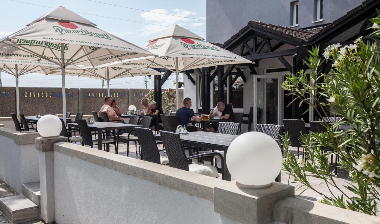 Hotel Rajka Екстериор снимка